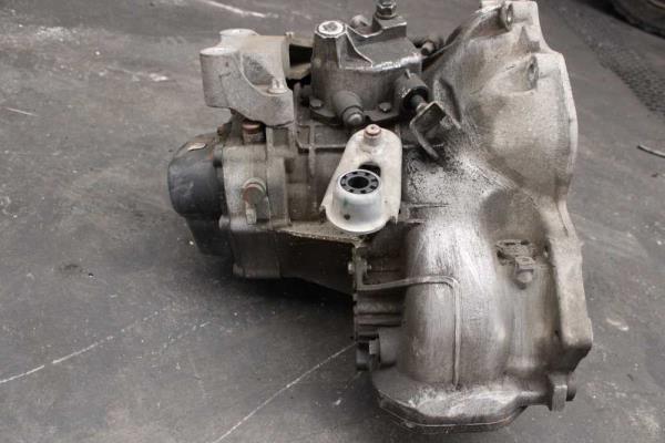 BOITE DE VITESSE MANUEL  OPEL CORSA D 1.2 ESSENCE CODE M26 ( 5 VITESSES ) - Vue 4